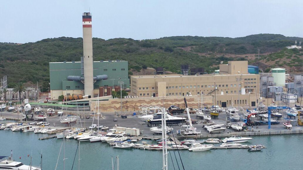 Reducir la contaminación de la central del puerto de Maó es uno de los objetivos