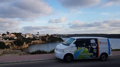 Imagen de la furgoneta de Endesa que visita los colegios en Menorca.