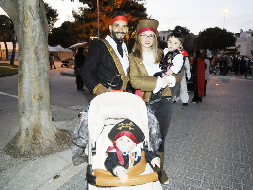 (Galería de fotos y vídeos) Menorca sale de Carnaval