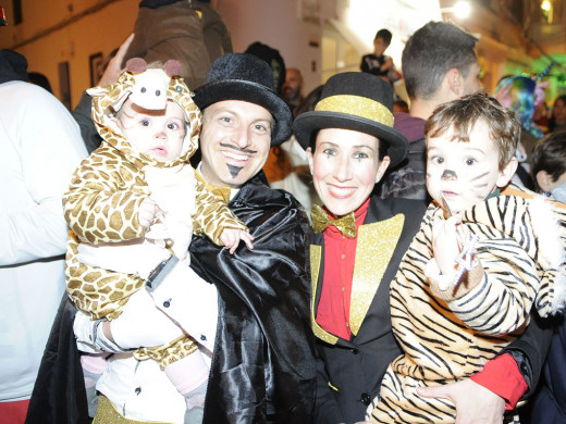 (Galería de fotos y vídeos) Menorca sale de Carnaval