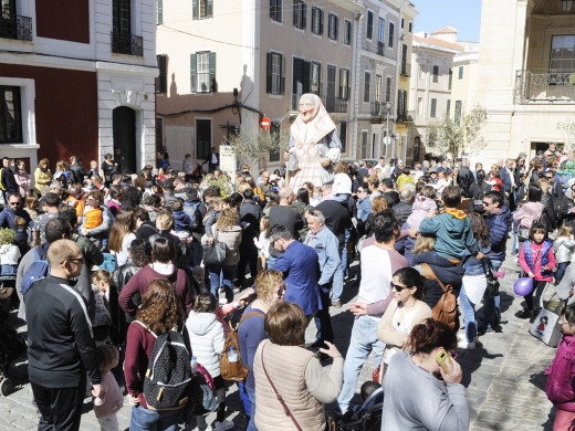 (Fotos y vídeo) Una multitud acompaña a “s’Àvia Corema”