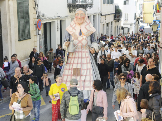 (Fotos y vídeo) Una multitud acompaña a “s’Àvia Corema”