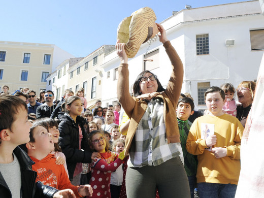 (Fotos y vídeo) Una multitud acompaña a “s’Àvia Corema”