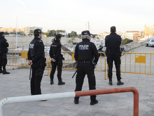 (Fotos) Tensión ante el Nàutic de Ciutadella por el míting de VOX