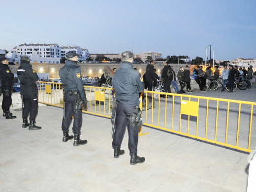 (Fotos) Tensión ante el Nàutic de Ciutadella por el míting de VOX