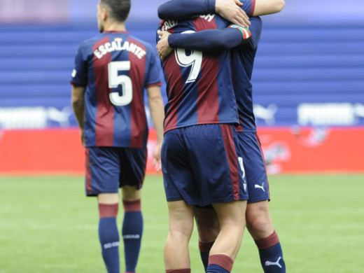 (Galería de fotos) Un gol de Sergi Enrich otorga el triunfo al Eibar