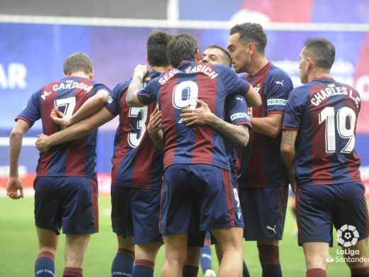 (Galería de fotos) Un gol de Sergi Enrich otorga el triunfo al Eibar