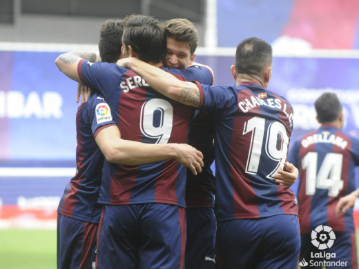 (Galería de fotos) Un gol de Sergi Enrich otorga el triunfo al Eibar