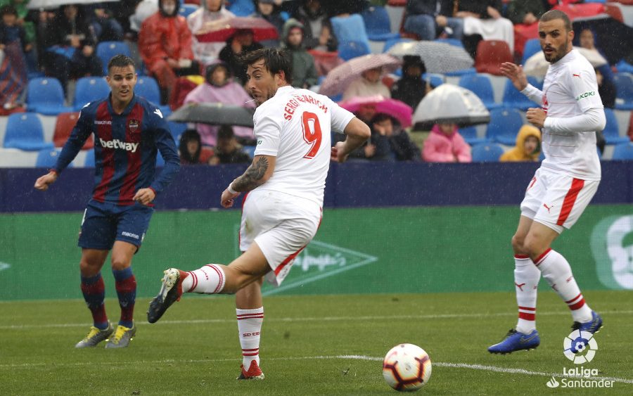 Enrich trata de rematar de tacón (Fotos: laliga.es)