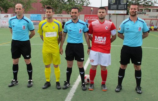 Izan, en el inicio del encuentro en Son Cladera (Foto: futbolbalear.es)