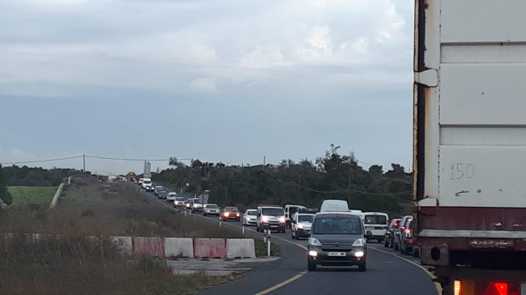 Imagen de un atasco en la carretera general