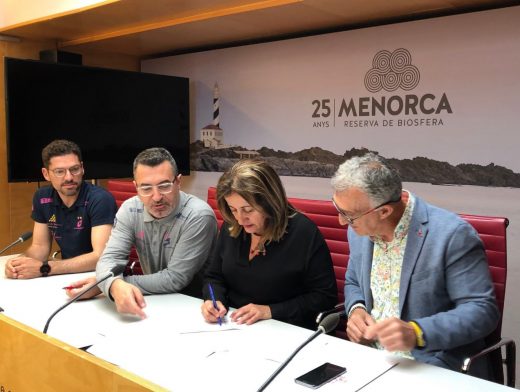 Momento de la firma con Avarca Menorca esta mañana en la sede del Consell