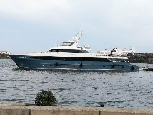 El helicóptero en la cubierta del barca ha llamado la atención en el puerto. (Foto: Tolo Mercadal)