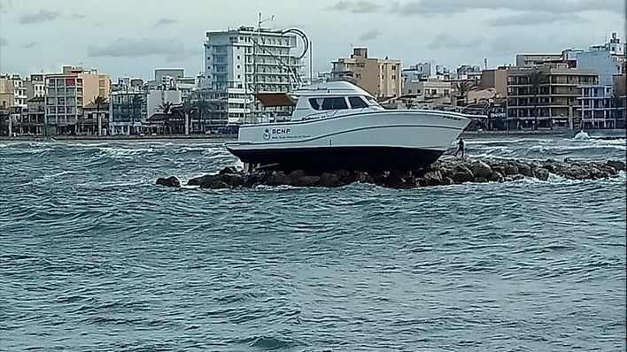 Imagen de la embarcación embarrancada (Foto: mallorcadiario.com)