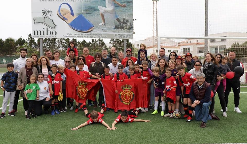 Jugadores, cuerpo técnico y afición del Mallorca celebran el título (Fotos: Biosport)