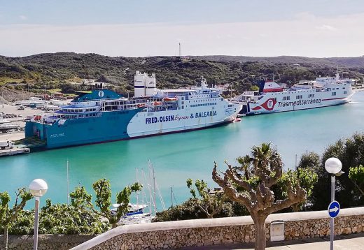 Una estampa poco habitual en el puerto de Maó