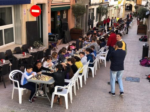 (Vídeo y fotos) Los escolares sacan el ajedrez a las calles de Maó