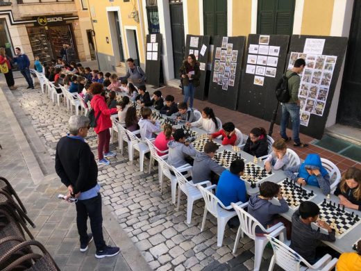 (Vídeo y fotos) Los escolares sacan el ajedrez a las calles de Maó