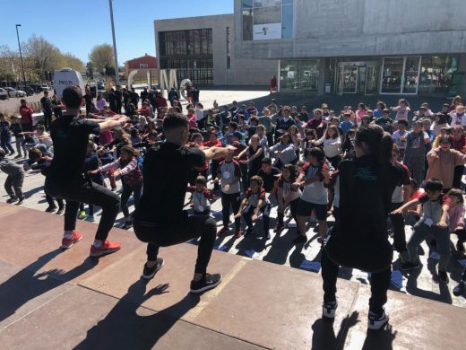 (Fotos y vídeo) Centenares de estudiantes de Maó celebran el Día Mundial de la Actividad Física