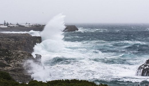 El fuerte viento del sudoeste cierra el dique de Son Blanc