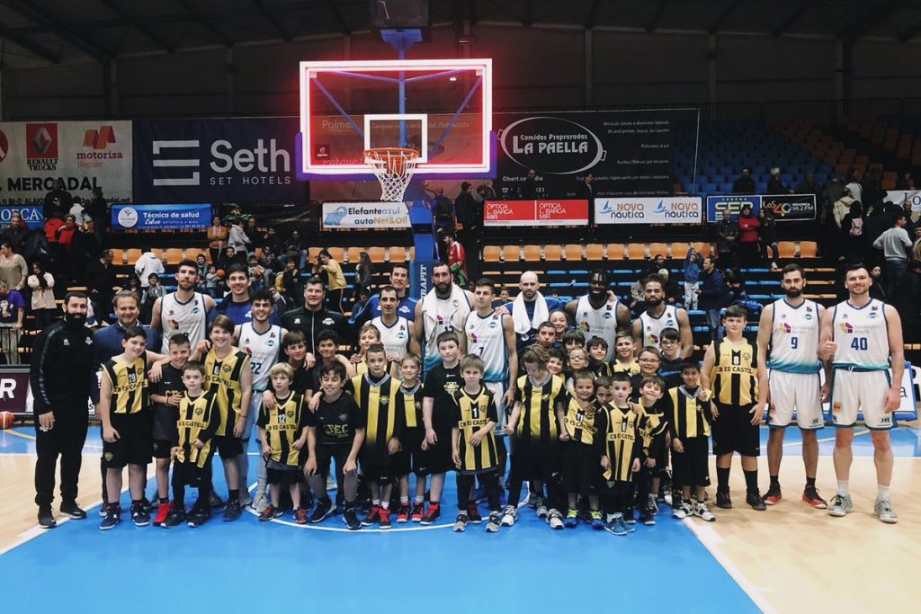 Foto de familia al final del partido (Foto: Hestia Menorca)