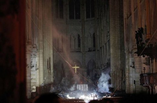 Las llamas han destruido dos tercios de la cubierta de la catedral parisina. (Foto: Mallorcadiario)