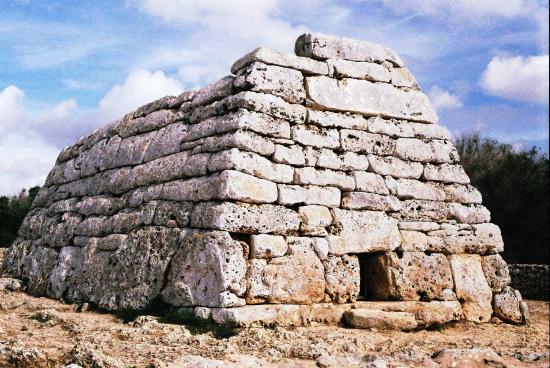 La Naveta des Tudons es el monumento más visitado de la isla