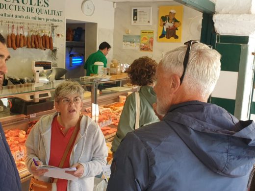 (Fotos) El grupo de voluntariado lingüístico de Ciutadella recorre el Mercado