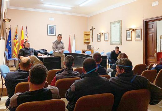 Imagen de la asamblea de CCOO en el Ayuntamiento de Es Mercadal