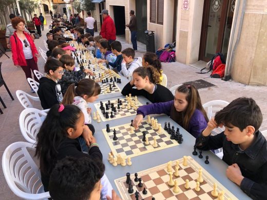 (Vídeo y fotos) Los escolares sacan el ajedrez a las calles de Maó