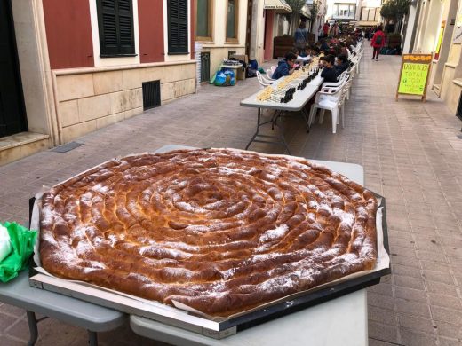 (Vídeo y fotos) Los escolares sacan el ajedrez a las calles de Maó