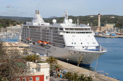 Crucero en el puerto de Maó.