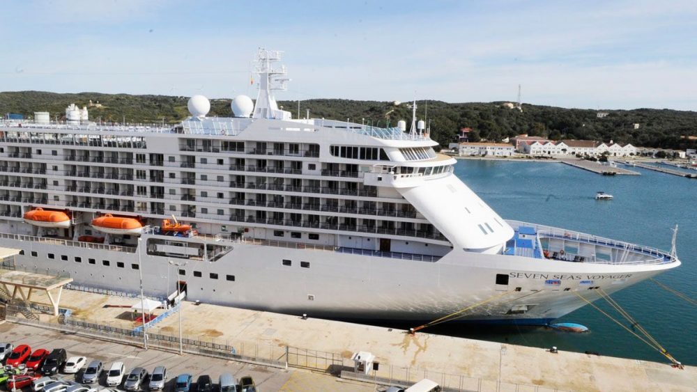 El Seven Seas Voyager en el puerto de Maó