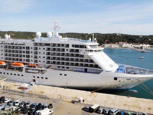 (Fotos) Llega al puerto de Maó el primer crucero de la temporada