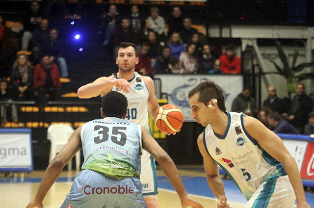 Adrián Méndez dirige la jugada de ataque (Fotos: deportesmenorca.com)