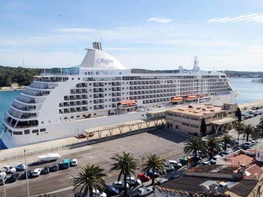 (Fotos) Llega al puerto de Maó el primer crucero de la temporada