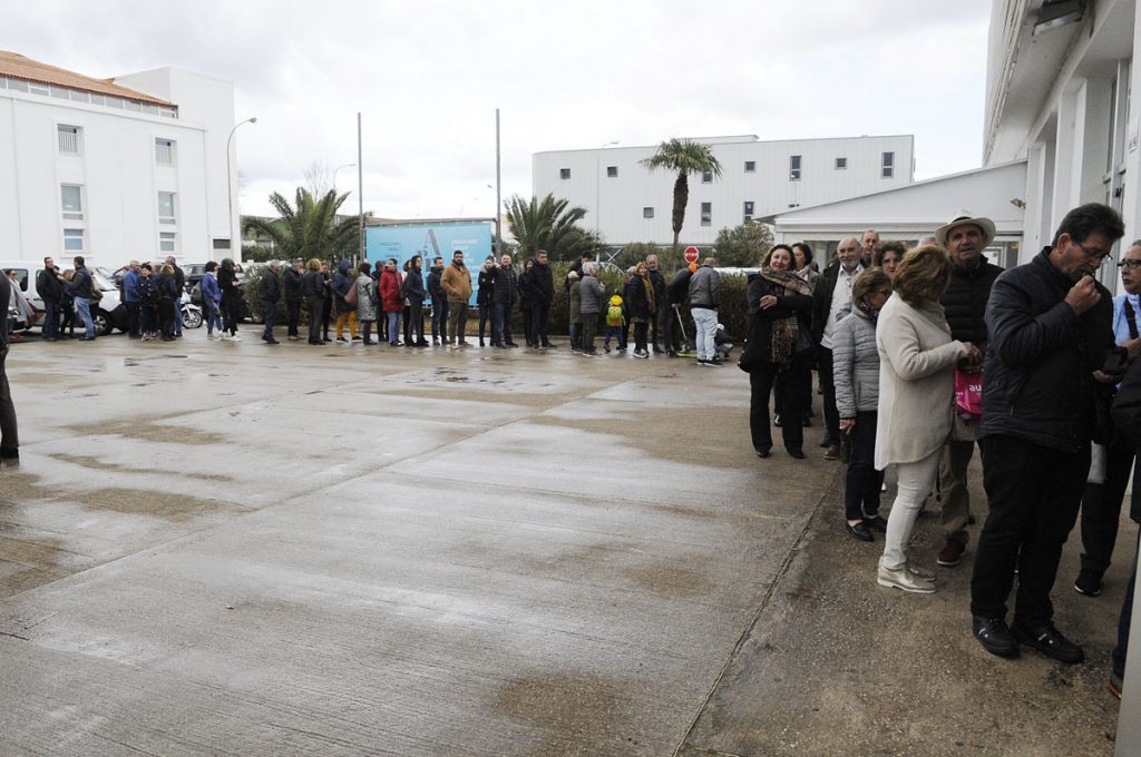 Colas en la entrada del Recinte Firal (Foto: Tolo Mercadal)