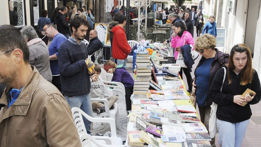 La lluvia ha dejado espacio para el sol y los libros en Maó (Fotos: Tolo Mercadal)