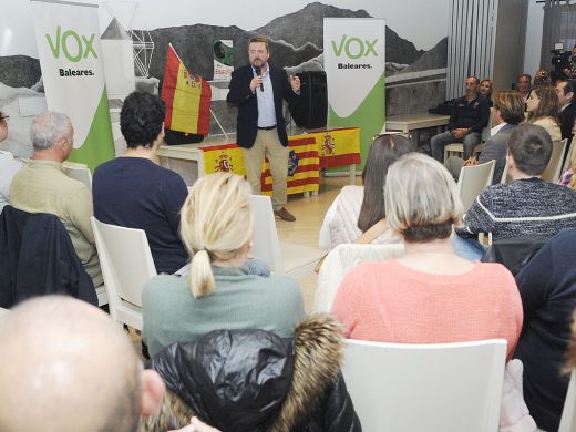 VOX reúne a un centenar de personas en su acto central en Menorca