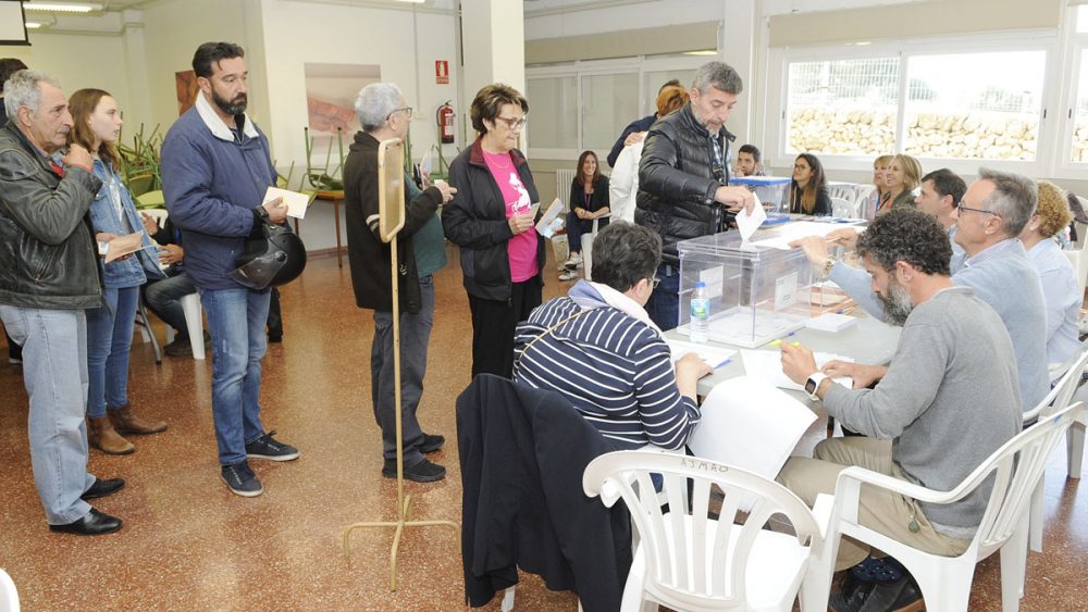 Gente votando en un colegio electoral de Maó (Foto: Tolo Mercadal)