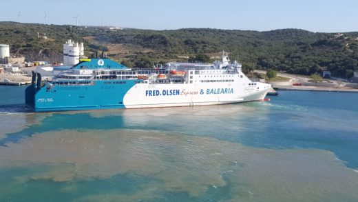 A las 9.30 h de esta mañana el barco de Baleària atracaba en el puerto de Maó