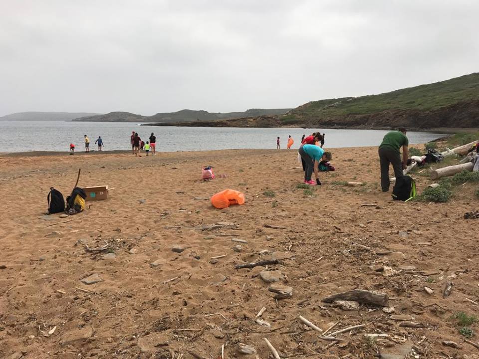 Imagen de la anterior campaña de limpieza de los Escoltes de Menorca en Cala Mica