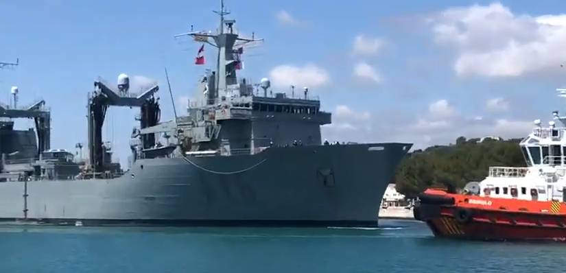 El buque, en el puerto de Maó (Foto y vídeo: Tolo Mercadal)