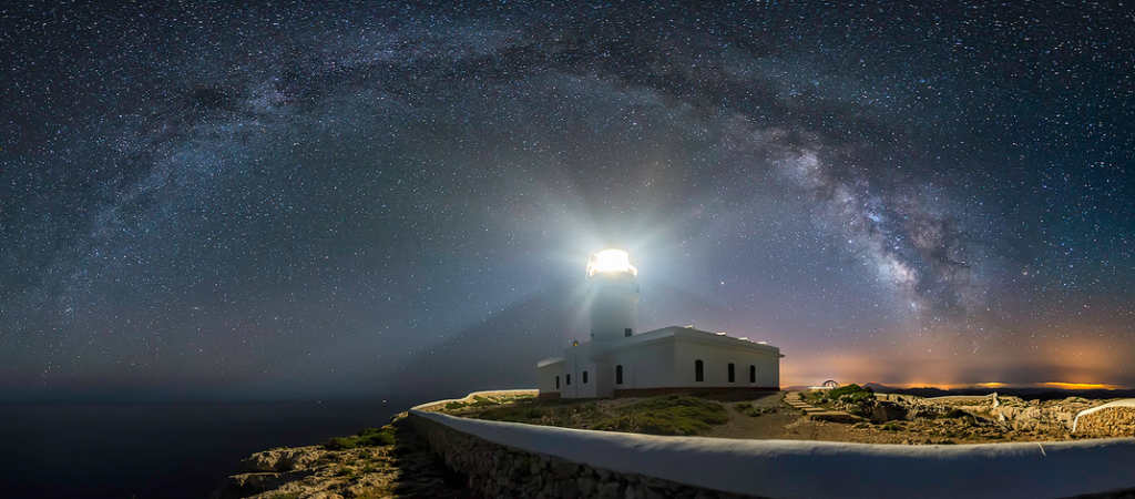 Cielo estrellado en el Far de Cavalleria (Foto: Menorca Reserva Biosfera)