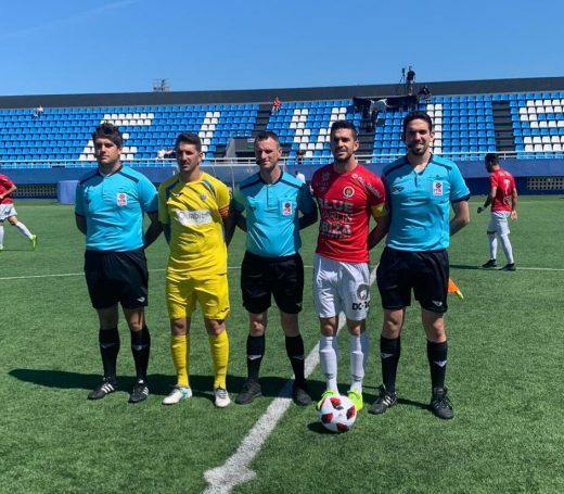 Capitanes, con el trío arbitral (Foto: CD Ibiza)