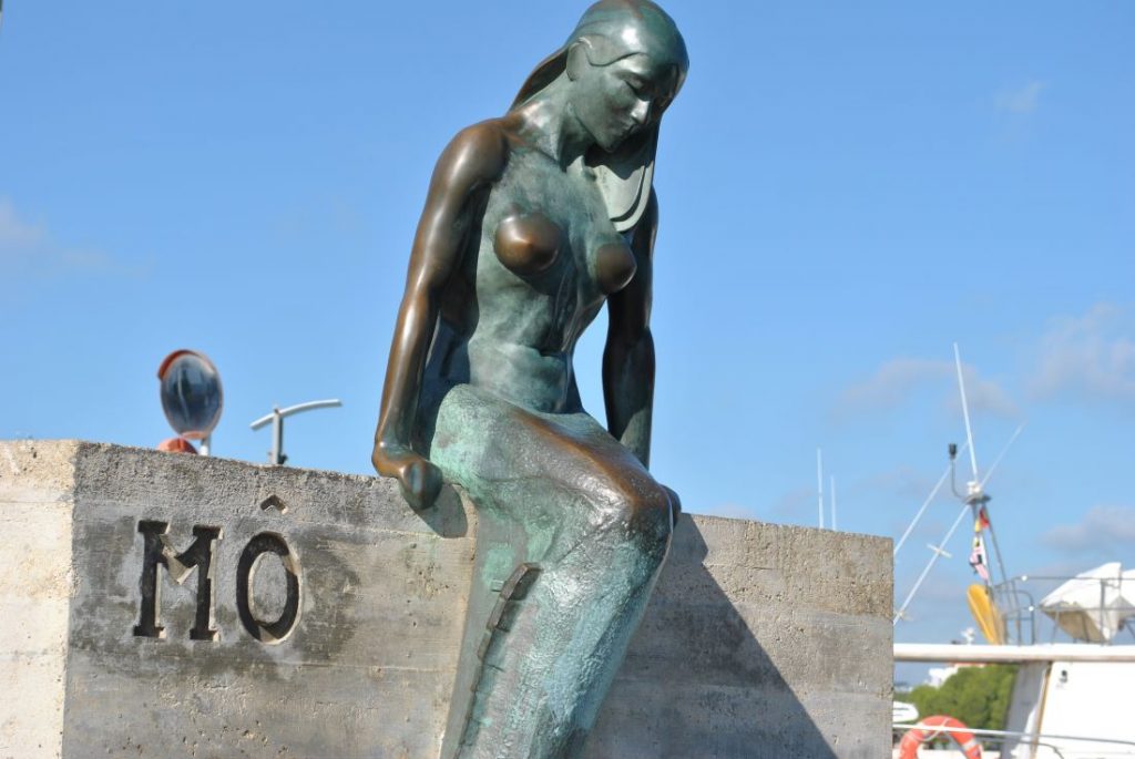 La sirenita Mô, una escultura de Lucarini que se ubica en el puerto de Maó