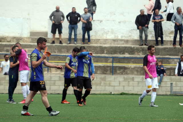 Tristeza de la UD Mahón tras la eliminación (Fotos: deportesmenorca.com)