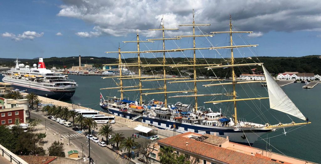 El Royal Clipper, junto al Boudicca en Maó (Foto: Tolo Mercadal)