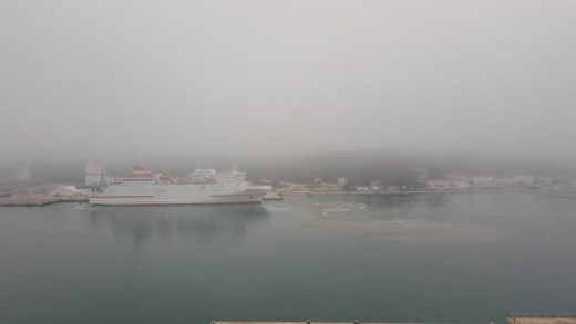 Puerto de Maó cubierto de niebla (Foto: Juan Valdelvira)