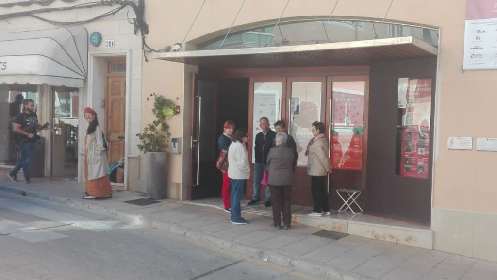 Aficionados a la ópera, a las puertas del Principal desde primera hora.